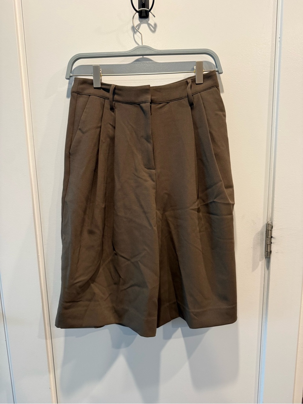 NWT DISSH Olive-Brown Bermuda trousers  with Front Pleats